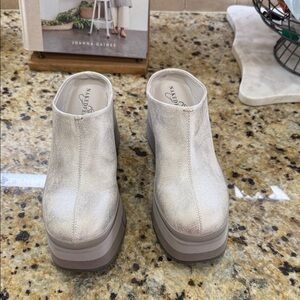 Naked Feet Women's Metallic Silver Mules